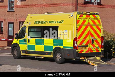 North West Ambulance Service, NHS Emergency Ambulance on Call, in Grappenhall, Warrington, Cheshire, England, UK Stockfoto