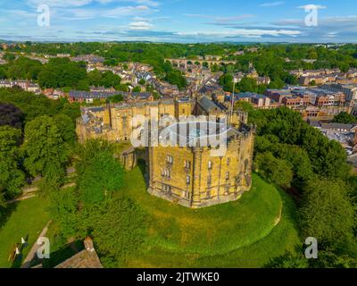 Durham Castle ist ein Schloss im normannischen Stil im historischen Stadtzentrum von Durham, England, Großbritannien. Das Durham Castle and Cathedral ist ein UNESCO-Weltkulturerbe Stockfoto