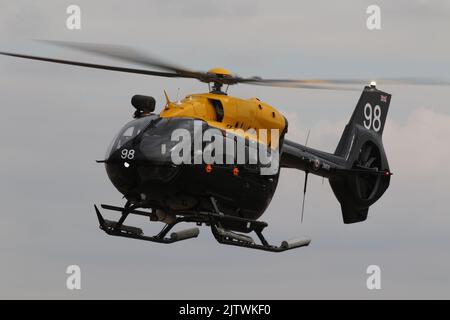 ZM498, ein Airbus Helicopters Jupiter HT1, der von der 1 Flying Training School, Royal Air Force, betrieben wird und in RAF Fairford in Gloucestershire, England, ankommt, um am Royal International Air Tattoo (RIAT) 2022 teilzunehmen. Stockfoto