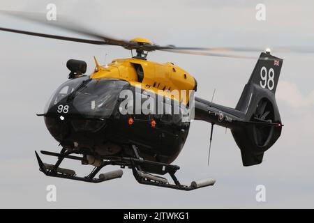 ZM498, ein Airbus Helicopters Jupiter HT1, der von der 1 Flying Training School, Royal Air Force, betrieben wird und in RAF Fairford in Gloucestershire, England, ankommt, um am Royal International Air Tattoo (RIAT) 2022 teilzunehmen. Stockfoto