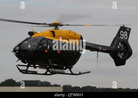 ZM498, ein Airbus Helicopters Jupiter HT1, der von der 1 Flying Training School, Royal Air Force, betrieben wird und in RAF Fairford in Gloucestershire, England, ankommt, um am Royal International Air Tattoo (RIAT) 2022 teilzunehmen. Stockfoto