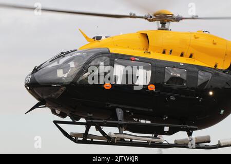 ZM498, ein Airbus Helicopters Jupiter HT1, der von der 1 Flying Training School, Royal Air Force, betrieben wird und in RAF Fairford in Gloucestershire, England, ankommt, um am Royal International Air Tattoo (RIAT) 2022 teilzunehmen. Stockfoto