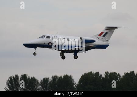 ZM337, ein Embraer Phenom T.1, das von der No.45 Squadron der Royal Air Force betrieben wird und bei RAF Fairford in Gloucestershire, England ankommt, um an der Royal International Air Tattoo 2022 (RIAT 2022) teilzunehmen. Stockfoto