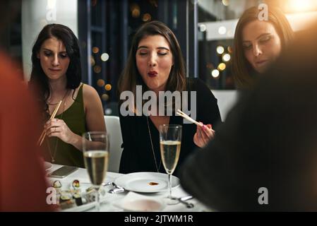 Gutes Essen, gute Freunde, gute Zeiten. Freunde, die eine Dinner-Party in einem Restaurant. Stockfoto