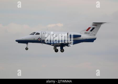 ZM337, ein Embraer Phenom T.1, das von der No.45 Squadron der Royal Air Force betrieben wird und bei RAF Fairford in Gloucestershire, England ankommt, um an der Royal International Air Tattoo 2022 (RIAT 2022) teilzunehmen. Stockfoto