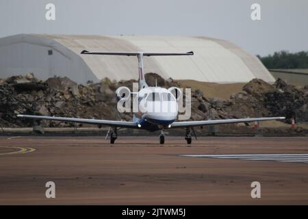 ZM337, ein Embraer Phenom T.1, das von der No.45 Squadron der Royal Air Force betrieben wird und bei RAF Fairford in Gloucestershire, England ankommt, um an der Royal International Air Tattoo 2022 (RIAT 2022) teilzunehmen. Stockfoto