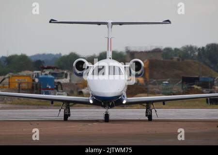 ZM337, ein Embraer Phenom T.1, das von der No.45 Squadron der Royal Air Force betrieben wird und bei RAF Fairford in Gloucestershire, England ankommt, um an der Royal International Air Tattoo 2022 (RIAT 2022) teilzunehmen. Stockfoto