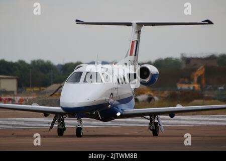 ZM337, ein Embraer Phenom T.1, das von der No.45 Squadron der Royal Air Force betrieben wird und bei RAF Fairford in Gloucestershire, England ankommt, um an der Royal International Air Tattoo 2022 (RIAT 2022) teilzunehmen. Stockfoto