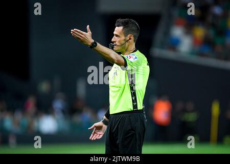 Udine, Italien. 31. August 2022. Der Schiedsrichter des Spiels Maurizio Mariani während Udinese Calcio gegen ACF Fiorentina, italienische Fußballserie A Spiel in Udine, Italien, August 31 2022 Quelle: Independent Photo Agency/Alamy Live News Stockfoto