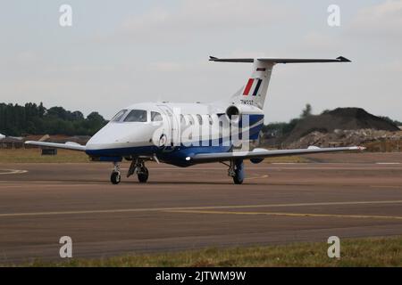 ZM337, ein Embraer Phenom T.1, das von der No.45 Squadron der Royal Air Force betrieben wird und bei RAF Fairford in Gloucestershire, England ankommt, um an der Royal International Air Tattoo 2022 (RIAT 2022) teilzunehmen. Stockfoto