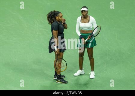 New York, USA. 31. August 2019. Serena Williams und Venus Williams unterhalten sich während der Doppelrunde der Frauen der US Open Championships 1. gegen Lucie Hradecka und Linda Noskova aus Tschechien am 1. September 2022 im Billie Jean King National Tennis Center in New York. Hradecka/Noskova gewann in geraden Sätzen. Quelle: SIPA USA/Alamy Live News Stockfoto