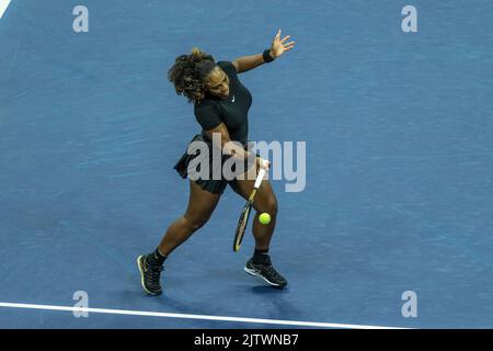 New York, USA. 31. August 2019. Serena Williams im Einsatz mit Venus Williams während der 1.-Runden der Frauen verdoppelt die US Open Championships gegen Lucie Hradecka und Linda Noskova aus Tschechien am 1. September 2022 im Billie Jean King National Tennis Center in New York. Hradecka/Noskova gewann in geraden Sätzen. (Foto von Lev Radin/Sipa USA) Quelle: SIPA USA/Alamy Live News Stockfoto