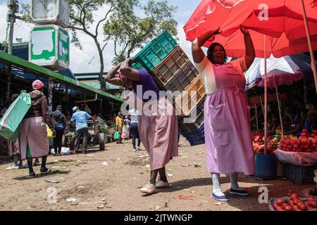 Nakuru, Kenia. 01. September 2022. Händler gehen ihr Geschäft auf einem Frischemarkt in Nakuru Town durch. Die Inflation in Kenia stieg im August, dem Monat, in dem die Parlamentswahlen stattfanden, auf 8,5 %, wobei die Nahrungsmittelinflation bei 15,3 % lag. Der Anstieg ist seit März 2022 im Aufwärtstrend. Kredit: SOPA Images Limited/Alamy Live Nachrichten Stockfoto