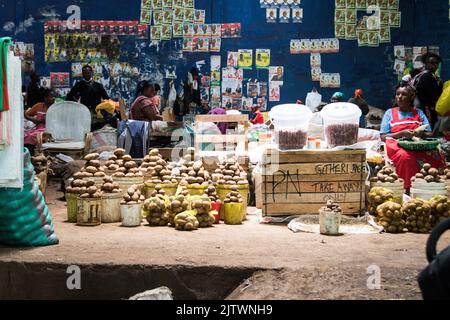 Nakuru, Kenia. 01. September 2022. Ein Händler verkauft Kartoffeln auf einem Frischemarkt in Nakuru Town. Die Inflation in Kenia stieg im August, dem Monat, in dem die Parlamentswahlen stattfanden, auf 8,5 %, wobei die Nahrungsmittelinflation bei 15,3 % lag. Der Anstieg ist seit März 2022 im Aufwärtstrend. Kredit: SOPA Images Limited/Alamy Live Nachrichten Stockfoto