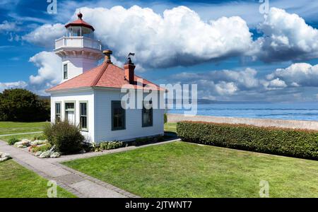 Mukilteo Leuchtturmpark im Bundesstaat Washington während des hellen Sommertages Stockfoto