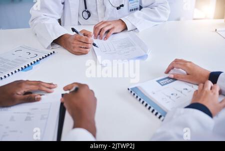 Diversity, Chirurgen oder Ärzte treffen, planen und zusammenarbeiten mit medizinischen Charts, Daten und Patientenberichten im Krankenhaus. Gesundheitsteam Stockfoto