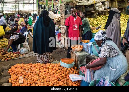 Nakuru, Kenia. 01. September 2022. Auf einem Frischemarkt in Nakuru Town kaufen die Menschen Orangen von einem Händler. Die Inflation in Kenia stieg im August, dem Monat, in dem die Parlamentswahlen stattfanden, auf 8,5 %, wobei die Nahrungsmittelinflation bei 15,3 % lag. Der Anstieg ist seit März 2022 im Aufwärtstrend. (Foto von James Wakibia/SOPA Images/Sipa USA) Quelle: SIPA USA/Alamy Live News Stockfoto