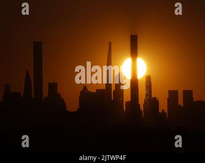 Flushing Meadow, United Gab An. 01. September 2022. Die Sonne geht bei den US Open Tennis Championships 2022 im Arthur Ashe Stadium im USTA Billie Jean King National Tennis Center in New York City am Donnerstag, den 1. September 2022, hinter den Wolkenkratzern der Milliardäre Row und der Skyline von Manhattan unter. Foto von John Angelillo/UPI Credit: UPI/Alamy Live News Stockfoto