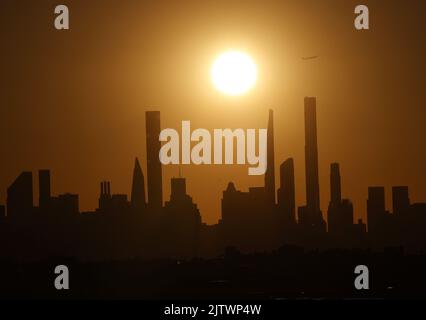 Flushing Meadow, United Gab An. 01. September 2022. Die Sonne geht bei den US Open Tennis Championships 2022 im Arthur Ashe Stadium im USTA Billie Jean King National Tennis Center in New York City am Donnerstag, den 1. September 2022, hinter den Wolkenkratzern der Milliardäre Row und der Skyline von Manhattan unter. Foto von John Angelillo/UPI Credit: UPI/Alamy Live News Stockfoto