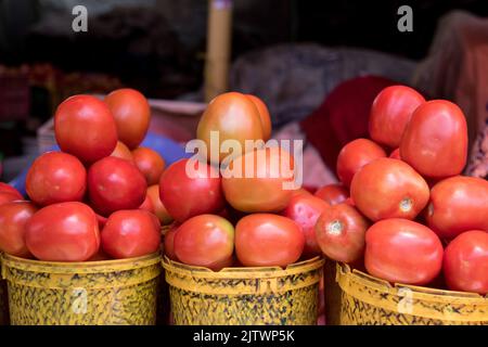 Nakuru, Kenia. 01. September 2022. Ein Blick auf Tomaten auf einem Frischemarkt in Nakuru Town. Die Inflation in Kenia stieg im August, dem Monat, in dem die Parlamentswahlen stattfanden, auf 8,5 %, wobei die Nahrungsmittelinflation bei 15,3 % lag. Der Anstieg ist seit März 2022 im Aufwärtstrend. (Foto von James Wakibia/SOPA Images/Sipa USA) Quelle: SIPA USA/Alamy Live News Stockfoto