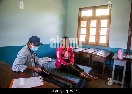 Kayah State, Myanmar. 28. August 2022. Ein Arzt von 'Nway Oo Sayy Aid' untersucht den Patienten im Lager. „Nway Oo Sayy Aid“ („Spring Medical Bag“ in burmesischer Sprache), der Name des medizinischen Teams, das sich um die Karen-Flüchtlinge im Bundesstaat Kayah kümmert, ging in ein IDP-Lager, wo etwa 300 Menschen leben, um medizinische Untersuchungen durchzuführen. Dieses medizinische Team dient der medizinischen Notversorgung hauptsächlich in Kriegsgebieten und Flüchtlingslagern im Bundesstaat Kayah. (Bild: © Kaung Zaw Hein/SOPA-Bilder über ZUMA Press Wire) Stockfoto