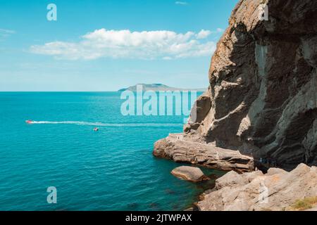 Felsiger Berg und wunderschönes blaues Meer. Stockfoto