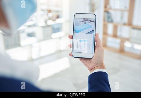 Telefon, über uns und covid Krankenhaus kontaktieren Sie uns Website für medizinische Zimmer, Gesundheitsbett und Krankenversicherung. Zoom auf Frau mit Gesichtsmaske, Hand Stockfoto