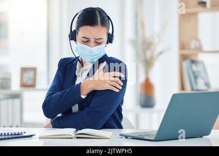 Callcenter, Schulterverletzung und Frau im Büro, die den Arm beim Kundendienst hält. Business weiblich im Telemarketing leiden mit Muskel Stockfoto