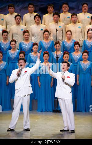 Peking, China. 1. September 2022. Während der Eröffnungszeremonie des China Art Festivals 13., das am 1. September 2022 im National Center for the Performing Arts in Peking, der Hauptstadt Chinas, stattfand, treten Künstler mit einem Chor auf. Quelle: Chen Zhonghao/Xinhua/Alamy Live News Stockfoto