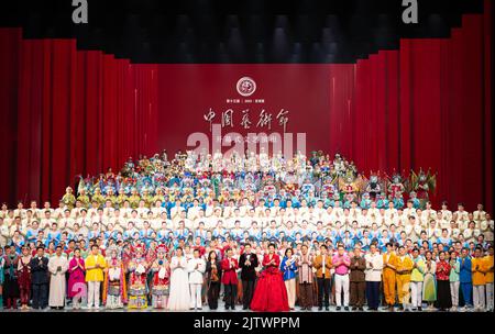 Peking, China. 1. September 2022. Künstler posieren auf der Bühne während der Eröffnungszeremonie des China Art Festivals 13., das am 1. September 2022 im Nationalen Zentrum für darstellende Kunst in Peking, der Hauptstadt Chinas, stattfand. Quelle: Chen Zhonghao/Xinhua/Alamy Live News Stockfoto