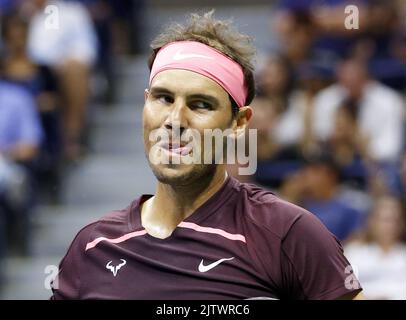 Flushing Meadow, Usa. 01. September 2022. Rafael Nadal aus Spanien reagiert, nachdem er am Donnerstag, den 1. September 2022, bei den US Open Tennis Championships 2022 im Arthur Ashe Stadium im USTA Billie Jean King National Tennis Center in New York City einen Punkt gegen den Italiener Fabio Fognini verloren hatte. Foto von John Angelillo/UPI Credit: UPI/Alamy Live News Stockfoto