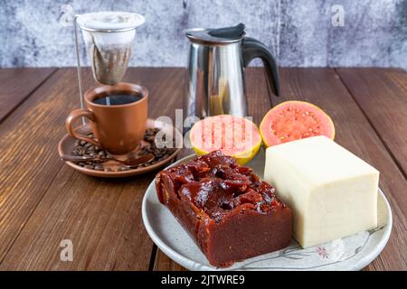 Nahaufnahme von Guava-Süße und Quark. Im Hintergrund Tasse, Bohnen und Stoffkaffeefilter. Stockfoto