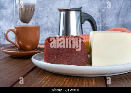 Nahaufnahme von Guava-Süße und Quark. Im Hintergrund Tasse, Bohnen und Stoffkaffee Filter Side view. Stockfoto