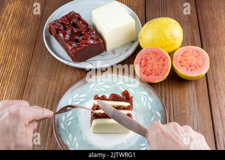 Der Mann bereitete sich darauf vor, Guava-Süß- und Quark-Scheiben zu schneiden. Stockfoto