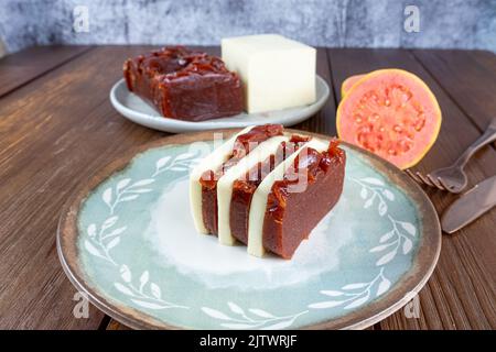 Scheiben Guava süß und Quark. Im unscharfen Hintergrund, Guava süß und Käse (Bar). Stockfoto