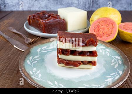 Gestapelte Scheiben Guava-Süß- und Quark. Im unscharfen Hintergrund, Guava süß und Käse (Bar). Stockfoto