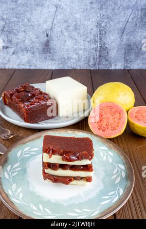 Gestapelte Scheiben Guava-Süß- und Quark. Im unscharfen Hintergrund Guava sweet and Cheese (bar) vertical. Stockfoto