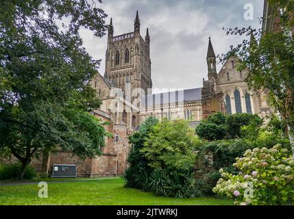 Liegt an einem Ufer mit Blick auf den Fluss Severn. Es ist der Sitz des Bischofs von Worcester, umgeben von üppigem grünen Laub und Gärten. Stockfoto