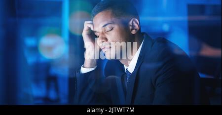 Müde, schlafend und Burnout für Nachtarbeiter, Latino-Geschäftsmann oder Firmenangestellte. Stress, psychische Gesundheit Depression oder Angst vor Überstunden Stockfoto