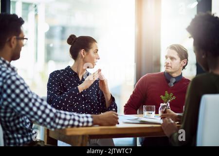 Eine Gruppe von Geschäftsleuten, die sich im Sitzungssaal treffen. Stockfoto