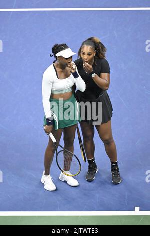 New York, USA. 01. September 2022. Die Schwestern Venus Williams (L) und Serena Williams (R) aus den Vereinigten Staaten geben während ihres Doppelkampfs in der ersten Runde gegen Lucie Hradecká und Linda Nosková aus der Tschechischen Republik beim Wettbewerb bei den U.S. Open Tennis Championships 2022, Im Arthur Ashe Stadion im USTA Billie Jean King National Tennis Center in Flushing Meadows Corona Park New York, 1. September 2022. (Foto von Anthony Behar/Sipa USA) Quelle: SIPA USA/Alamy Live News Stockfoto