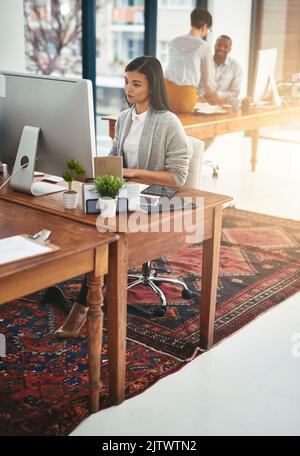 Große Dinge haben oft kleine Anfänge. Kreative arbeiten in einem modernen Büro. Stockfoto