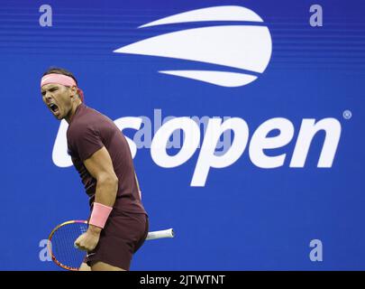 Flushing Meadow, United Gab An. 01. September 2022. Rafael Nadal aus Spanien feiert am Donnerstag, den 1. September, einen Punkt im 2.. Satz gegen Fabio Fognini aus Italien in der zweiten Runde bei den US Open Tennis Championships 2022 im Arthur Ashe Stadium im USTA Billie Jean King National Tennis Center in New York City, 2022. Foto von John Angelillo/UPI Credit: UPI/Alamy Live News Stockfoto