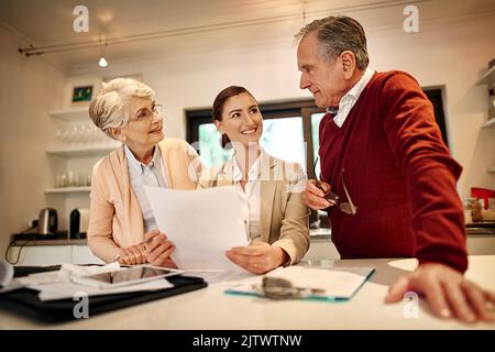 Ein Senior-Paar erhält Rat von seinem Finanzberater. Stockfoto