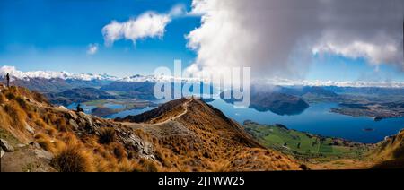 Atemberaubender Panoramablick auf die Landschaft vom Gipfel des Roys Peak Walking Track im Mt Aspiring Nationalpark Stockfoto