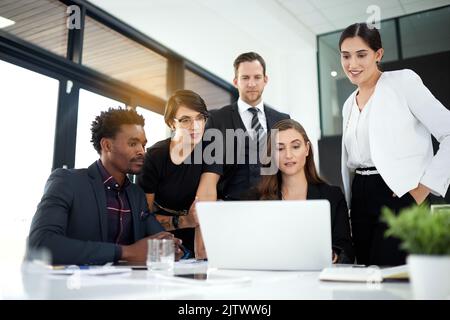 Eine Gruppe von Geschäftskollegen trifft sich im Sitzungssaal. Stockfoto
