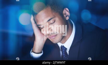 Müde, überarbeitet und erschöpft Geschäftsmann schlafen, während Überstunden im Büro in der Nacht. Müdigkeit, Burnout und fauler Manager Stockfoto