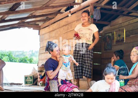 Chiang Mai, Thailand – 25. Mai 2021, Hill Tribe Family mit ihrem Zuhause. Sie leben in Omkoi Districk, Provinz Chiangmai, Thailand. Stockfoto