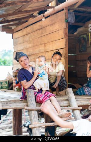 Chiang Mai, Thailand – 25. Mai 2021, Hill Tribe Family mit ihrem Zuhause. Sie leben in Omkoi Districk, Provinz Chiangmai, Thailand. Stockfoto