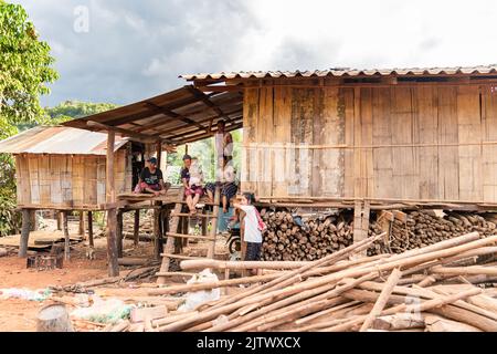 Chiang Mai, Thailand – 25. Mai 2021, Hill Tribe Family mit ihrem Zuhause. Sie leben in Omkoi Districk, Provinz Chiangmai, Thailand. Stockfoto